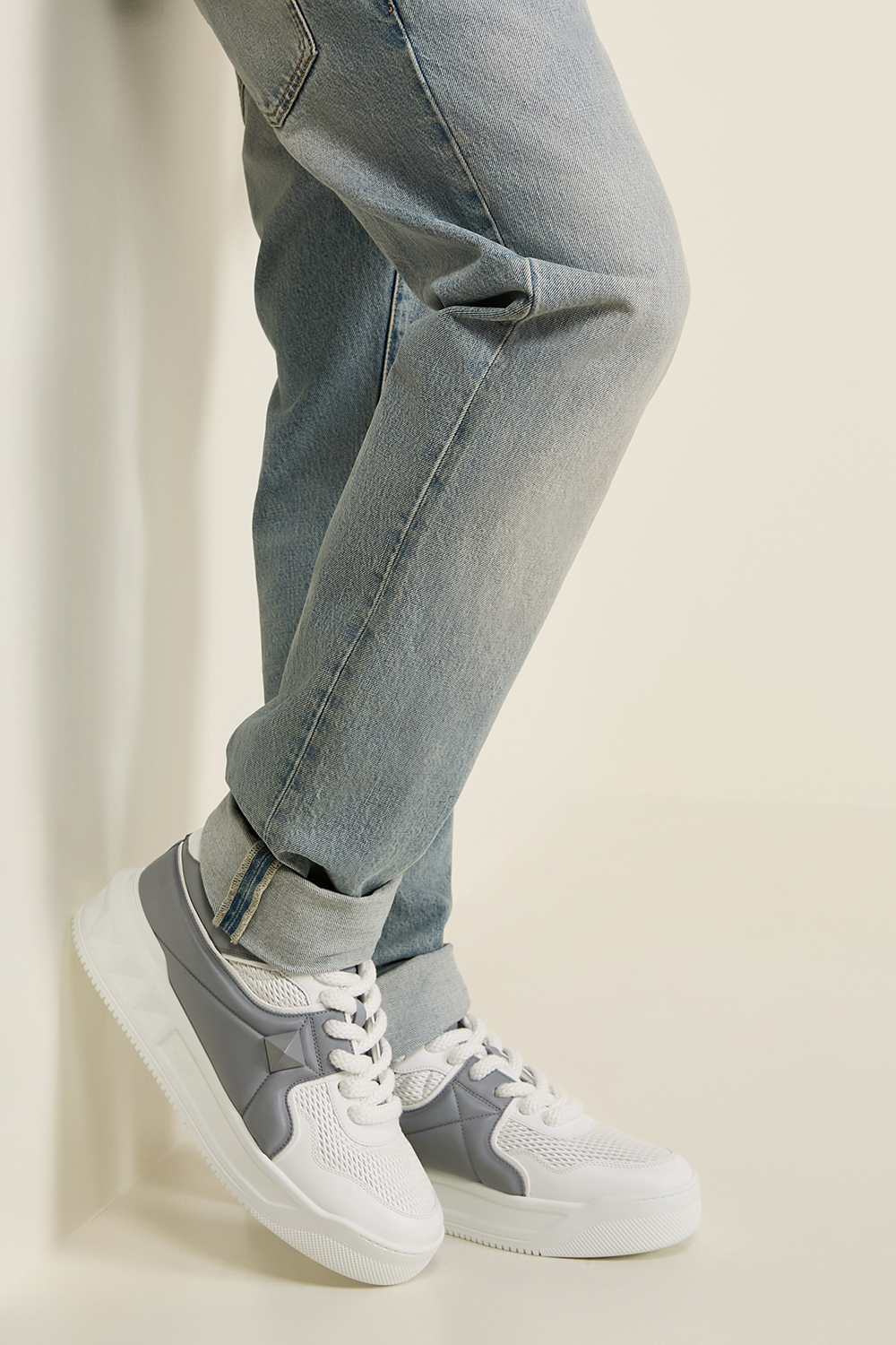 תמונת כל הלוק של נעלי סניקרס